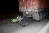 Xe máy va chạm xe container trong làn ô tô, 1 thanh niên tử vong