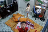 CLIP: Cướp liều lĩnh đập cửa nhà ở Đồng Nai, 2 cháu nhỏ rúm ró đưa tài sản