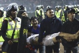 Cổ động viên chết trên tay cầu thủ trong vụ bạo loạn tại Indonesia