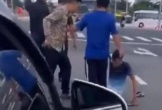 Video: Người đàn ông bị nhóm thanh niên đánh dã man trên phố Đà Nẵng