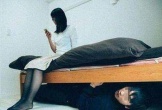 Trốn dưới gầm giường rình vợ ngoại tình suốt 8 tiếng, người đàn ông rơi cảnh thảm hại