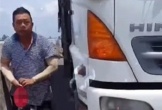 Tài xế xe tải cầm hung khí uy hiếp người lái xe cứu thương chở bệnh nhi