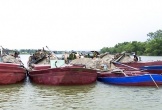 Nổ súng trấn áp 5 tàu hút cát trái phép trên sông Lam