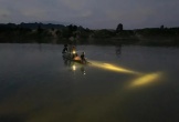 Nỗ lực tìm kiếm 2 bé trai nghi đuối nước trên sông Con