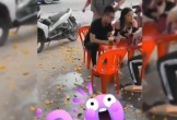 Đang ngồi uống nước với 'bạn gái', trai đẹp 'hóa gà rù' ngay tức khắc khi bị cô gái cạo đầu tại chỗ