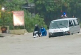 Sau trận mưa lớn, quốc lộ 1A qua Hà Tĩnh chìm trong biển nước