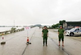 Quốc lộ 1A ở Hà Tĩnh nước ngập sâu, cấm phương tiện qua lại