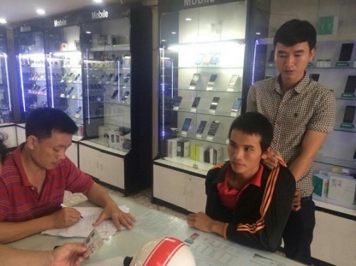 Đối tượng Nguyễn Văn Vũ bị bắt khi đang tiêu thụ tài sản cướp được tại một cửa hàng điện thoại