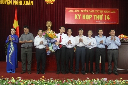 Đồng chí Đặng Quốc Vinh, Trưởng ban tuyên giáo tỉnh uỷ và các đồng chí lãnh đạo huyện chúc mừng đồng chí Nguyễn Hải Nam.