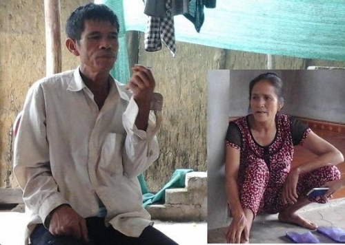  Bà Nguyễn Thị Thủy, (mặc áo đỏ chấm trắng) và ông Nguyễn Thi Nhỏ (mặc áo trắng) đều là người dân thôn Tân Đình bức xúc trao đổi với PV.