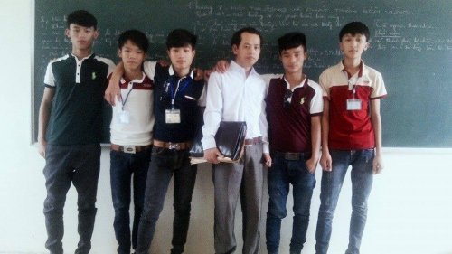 Thầy giáo Lê Quốc Châu (đứng ở giữa) và học trò của mình