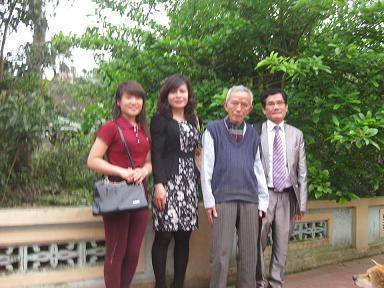 Thầy Đinh Chí cùng các thế hệ học trò bên cây Đào Trường thọ trước sân nhà (tháng 3/2014) tại quê hương