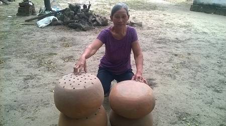 Bà Nguyễn Thị Sinh, một trong hai người vẫn còn theo nghề làm gốm ở làng nghề Cổ Đạm.