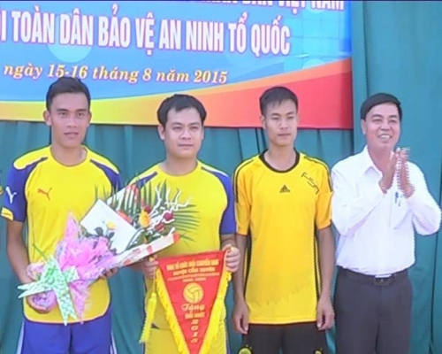  Đồng chí Trần Hữu Duyệt - Phó chủ tịch UBND huyện, trao giải nhất cho đội tuyển công an huyện Cẩm Xuyên