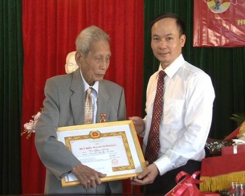 Lãnh đạo quận Hai Bà Trưng trao huy hiệu 70 năm tuổi Đảng cho đồng chí Võ Kim Kình