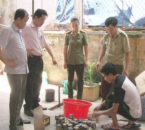  Tiêu hủy mỹ phẩm "Nhau thai cừu phấn hoa" tại cơ sở kinh doanh mỹ phẩm Nguyễn Thị Nga xóm Thanh Phú xã Thạch Trung thành phố Hà Tĩnh 