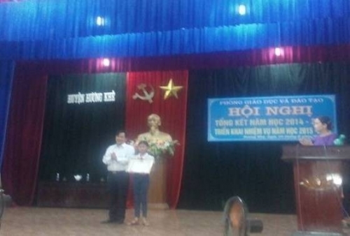  Em Nguyễn Thị Hồng Nhung nhận giấy khen của Chủ tịch UBND huyện tại Hội nghị