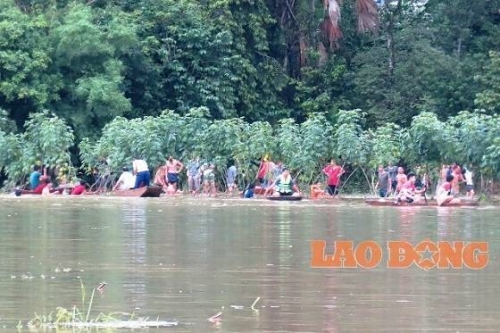 Người dân tập trung dùng thuyền tìm thi thể em Lê Anh Tuấn