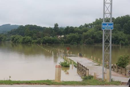 Hiện trên địa bàn tỉnh Hà Tĩnh không còn mưa, nhưng nhiều vùng vẫn đang bị ngập, nhiều nơi vẫn còn ngập gần 2m hết sức nguy hiểm