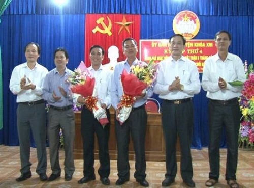 Các đồng chí lãnh đạo UBMTTQ tỉnh và Thường trực huyện ủy tặng hoa chúc mừng đồng chí Bùi Lê Văn và đồng chí Phạm văn Đường 