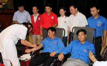 Các đồng chí lãnh đạo Hội CTĐ tỉnh và huyện Nghi Xuân chứng kiến ngày hội hiến máu 