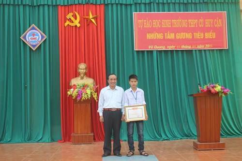 Giám đốc Sở Giáo dục Hà Tĩnh trao giấy khen cho em Nguyễn Hữu Thắng.
