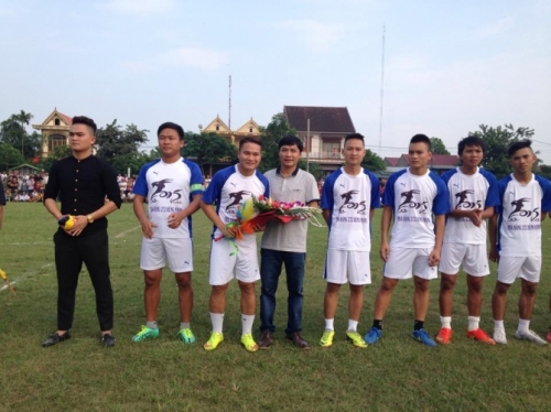 Nhà báo Phan Xuân Hồng, Trưởng VPĐD báo ĐS&PL tại miền Trung tặng hoa cho 2 đội bóng