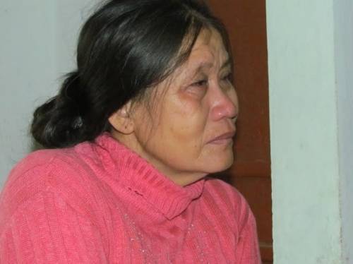 Bà Hồ Thị Hương đau khổ từ khi biết tin con trai mất tích trên biển