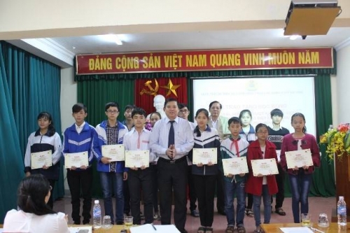 Đại diện LĐLĐ Hà Tĩnh trao học bổng đến các em học sinh. Ảnh: Trần Tuấn 