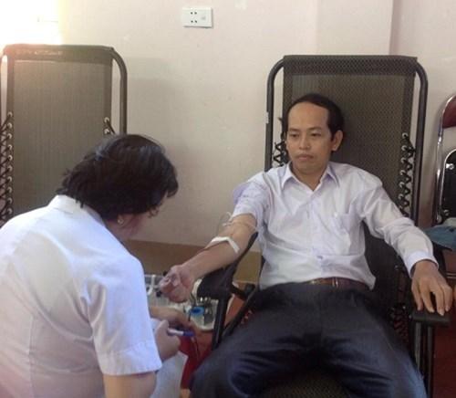 Thầy giáo Lê Quốc Châu trong hoạt động hiến máu nhân đạo (Ảnh: Lê Phạm)