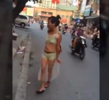 Cô gái ăn mặc không bình thường đi trên phố gây xôn xao cộng đồng mạng (Ảnh cắt từ clip).