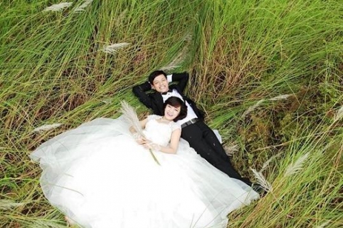  Nhiều cặp đôi cũng tìm đến bãi cỏ lau "trời cho" để chụp ảnh cưới
