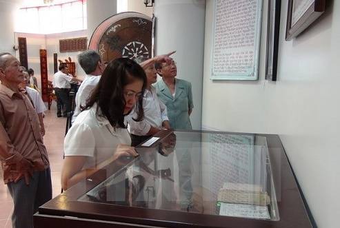 Các đại biểu tham quan trưng bày tư liệu di vật của gia tộc Nguyễn Du tại Bảo tàng tỉnh Bắc Ninh. (Ảnh: Thái Hùng/TTXVN)
