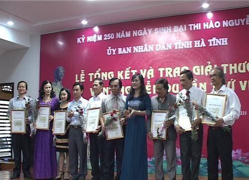 Đồng chí Nguyễn Thị Nữ Y trao giải nhì 