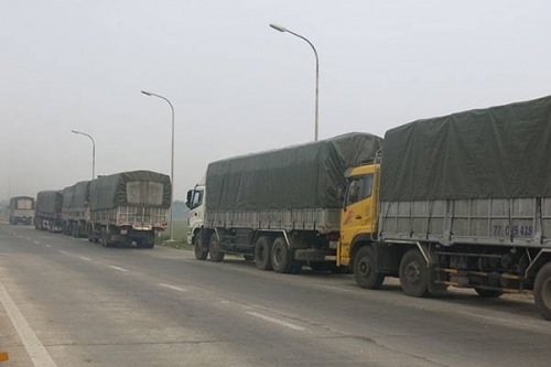 Đoàn xe 10 chiếc chở quá tải bị Trạm KTTTX Hà Tĩnh bắt giữ