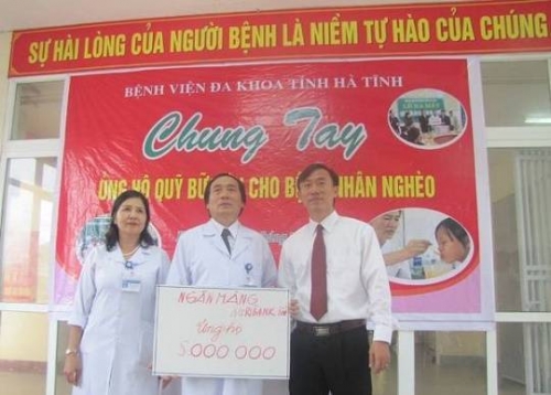 Lãnh đạo bệnh viện đa khoa Hà Tĩnh tiếp nhận sự ủng hộ của tổ chức, cá nhân cho Quỹ bữa ăn cho bệnh nhân nghèo sáng 6.11 