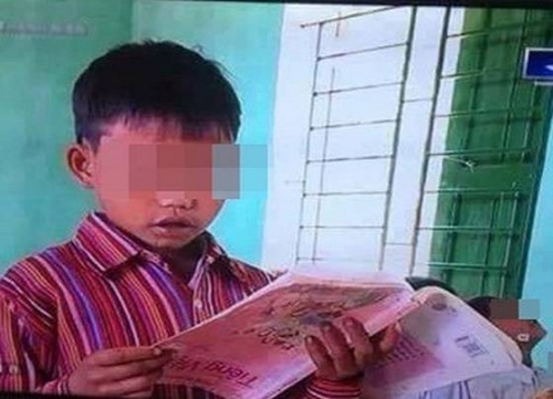 Hình ảnh học sinh cầm sách Tiếng Việt ngược trong chương trình phát sóng trên VTV - Ảnh: TL 