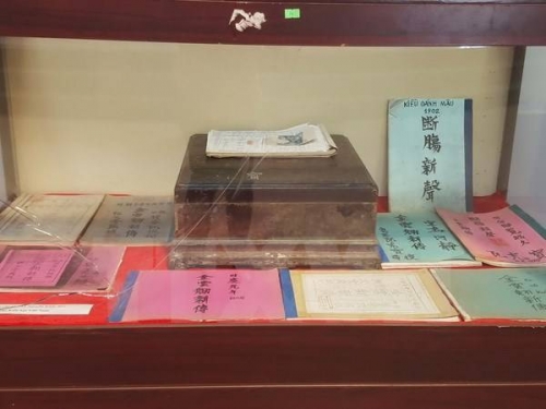 Tác phẩm 'Truyện Kiều' được trưng bày tại Bảo tàng tỉnh Bắc Ninh. (Ảnh: Thái Hùng/TTXVN)