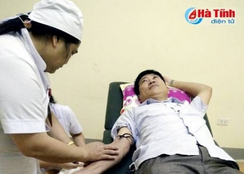 Bác sỹ Phan Trường Sang - Giám đốc BVĐK Hương Khê hiến máu cấp cứu bệnh nhân 