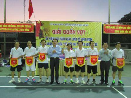 Chủ tịch UBND huyện Nguyễn Hải Nam trao cờ lưu niệm cho các VĐV tham gia giải 