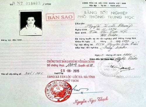 Bản sao công chứng bằng tốt nghiệp cấp 3 của ông Chung lưu trữ tại văn phòng UBND xã Tân Lộc.