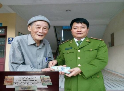 Trưởng Công an huyện Hương Sơn trao trả số tiền hơn 103 triệu cho nghệ nhân Lê Mưu.