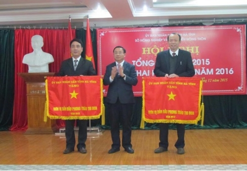 Ông Lê Đình Sơn, Bí Thư tỉnh ủy, Chủ tịch UBND tỉnh Hà Tĩnh tặng cờ thi đua cho các đơn vị trong ngành Nông nghiệp hoàn thành xuất sắc nhiệm vụ năm 2015