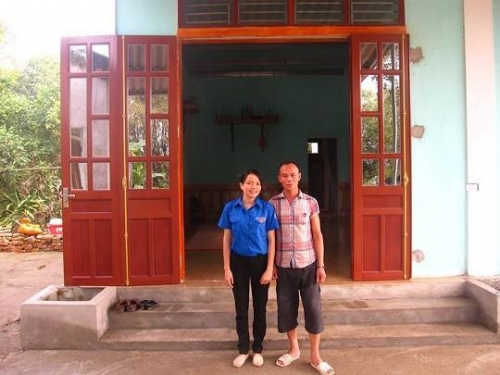 Hiếu với bạn Đào Thị Hiền (Phó Bí thư Đoàn xã Đức Dũng) chụp ảnh trước ngôi nhà vừa xây xong