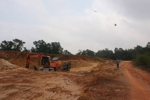 Dự án được phê duyệt lấy đất ở điểm mỏ Thượng Lộc nhưng đơn vị t hi công lại lấy đất không đúng nơi quy định
