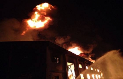 Vụ cháy kèm theo nhiều tiếng nổ lớn - Ảnh: Đỗ Trường
