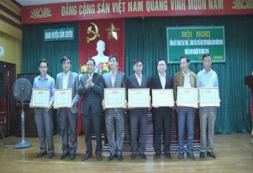  Đồng chí Phạm Đăng Nhật - Phó bí thư huyện ủy, chủ tịch UBND huyện trao giấy khen cho các tập thể và cá nhân xuất sắc