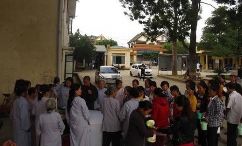 Tổ thiện tâm phục vụ bệnh nhân tại BVĐK Hương Sơn (ảnh Lê Văn Vỵ)
