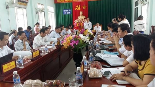 Thứ trưởng Trần Anh Tuấn trong cuộc họp với lãnh đạo tỉnh Hà Tĩnh về vụ 214 giáo viên bỗng dưng bị cắt hợp đồng 