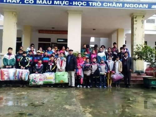 Những tấm áo, tấm chăn đã kịp đến với hS nghèo trường THCS Nguyễn Biểu trong dịp tết